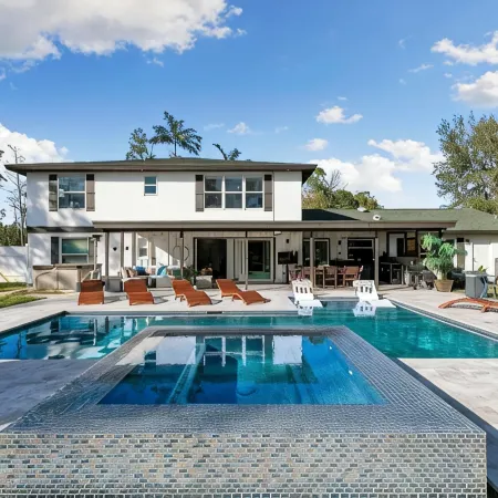 Luxurious 7-bedroom villa with pool/spa and pickleball court in fabulous Naples