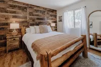 This Cabin is rustic, located minutes to slopes & village - ชาเลต์