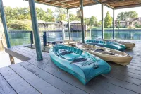 Lakefront Retreat Sleeps 20 Infinity Pool Hot Tub Dock Kayaks Near Dallas - 4つ星