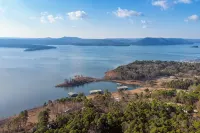 4-Bedroom House with Beautiful Lake View, Sleeps 12 - Quiet & Relaxing - Homestays