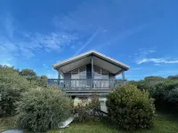 Bright Coastal Escape. Large Private Deck. Pets Welcome. Walk to Beach & Nature - Wifi