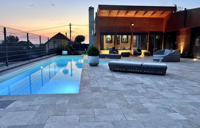 Amazing 3 bedroom villa with outdoor pool next to Budapest