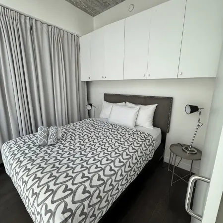 Downtown Glasshouse Condo - 1 BR/1 Bath