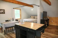 Hinesburg hideaway with hot tub! - balcony