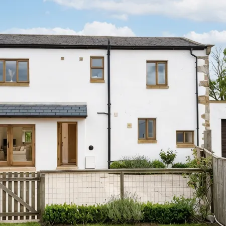 Spacious 3BR House | Sleeps 6 | Parking 4 Cars