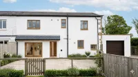 Spacious 3BR House | Sleeps 6 | Parking 4 Cars