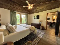 Peaceful Boho Retreat Nestled in the Woods – 5 Mins from Downtown - 3성급