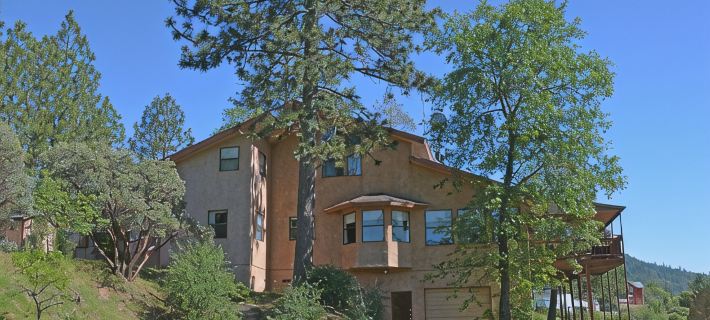 Yosemite Gateway at Bass Lake — A Spacious Sierra Nevada Mountain Retreat Hotels in Oakhurst