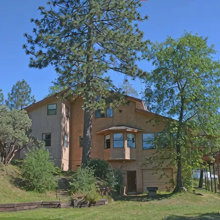 Yosemite Gateway at Bass Lake — A Spacious Sierra Nevada Mountain Retreat