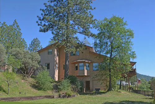 Yosemite Gateway at Bass Lake — A Spacious Sierra Nevada Mountain Retreat