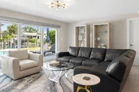 Beach Bungalow: Pet Friendly, Best Canal, Dock, Beach, Pool. Renovated in 2025