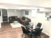 Luxury high rated guest apartment close to all attractions and Airport Hotels near Lisgar