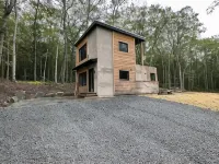 Secluded modern cabin with hot tub Hotels in Highland