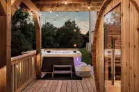 Epic Family Stay - 40' Putting Green, Theater, Hot Tub, Sauna - 4-Star
