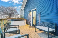 Renovated Bungalow - Downtown - HOT TUB -Dreamy Clawfoot tub! LUXURY!