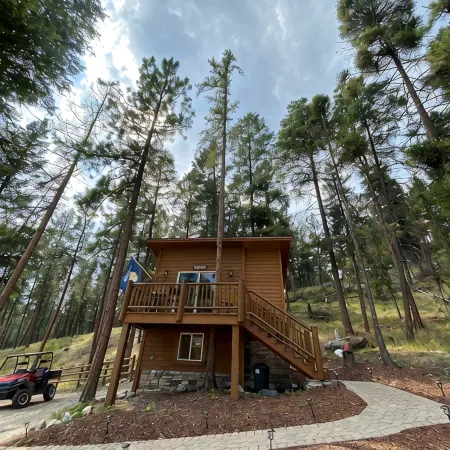 Gated Luxury Queen Bed Cottage Sleeps 2 Air Conditioning Kitchenette EV Charger