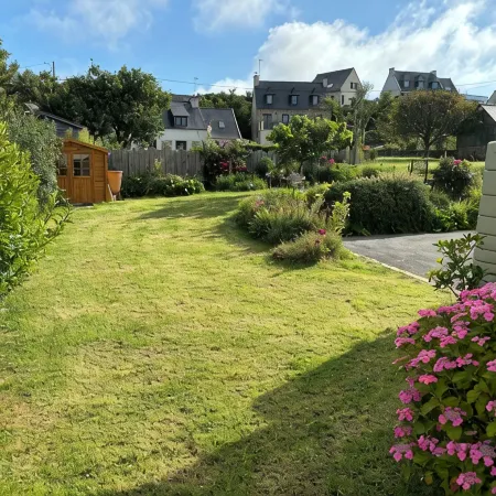 Maison Entourée dun Jardin Fleuri Près de la Plage du Goulien,petite vue mer