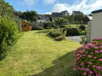 Maison Entourée dun Jardin Fleuri Près de la Plage du Goulien,petite vue mer