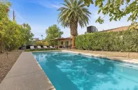 Las Vegas Oasis with Private Pool and Hot Tub 12-min from The Strip - プライペートプール