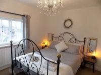 Three-Time Award Winning, Stunning 1700's Grade 2 listed cottage near Stonehenge