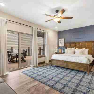 Luxe Lodge: Gaming Paradise W/ Breathtaking Lake Views, Indoor Pool Close to SDC Rooms