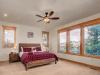 Views! Luxury Cabin. HotTub. Near Red Rocks, Parks & Trails. Sleeps 8
