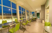 Ascent Hotel & Cafe Malang - Aamiainen