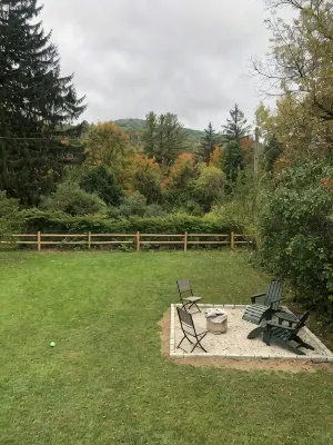 Stockbridge Village Cottage With Mountain View’s and walk to town - 무료 와이파이
