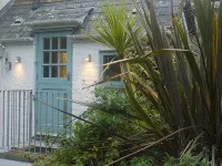 Two Bedroom Loft Apartment Overlooking St Fimbarrus Church & Its Grounds Hotels in Fowey
