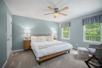 Misquamicut Beach House, Just 1 Mile From the Ocean! - Pools