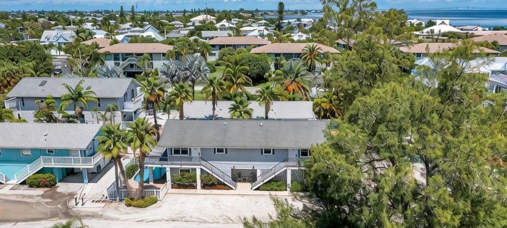 July Flash Sale • Amazing Location • Private Deck • Pool ホルムズ・ビーチのホテル