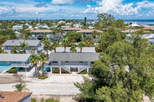 August Deals • Amazing Location • Private Deck • Pool - balcony
