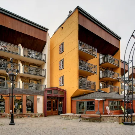 1 min. to slopes!Wake up & Ski! Steps to ski lift/gondola, shops & dining!
