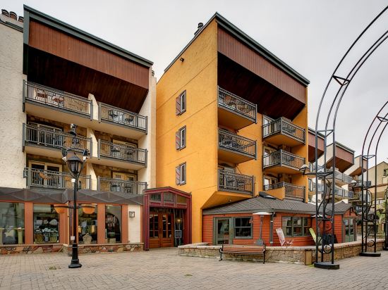1 min. to slopes!Wake up & Ski! Steps to ski lift/gondola, shops & dining!