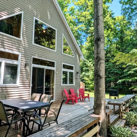 Tranquil Woodsy Getaway in Leelanau Peninsula - Golf, Wineries, Hiking, Beaches!