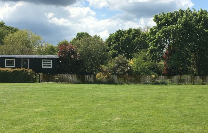 SHEPHERD'S HUT (DELUXE Beautiful 1 bedroom, with patio, ideal for couples.