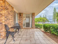 Lovely Waterfront Beach House, Pet-Friendly Hotels in Buddina