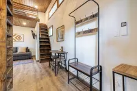 Charming Tiny Home Cottage - East Side! - 農家民宿