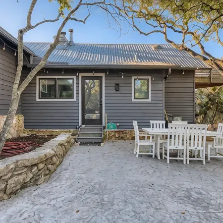 Modern 2-Bedroom Loft in Austin w Pool, Hot Tub,Fire pit,Goats,Alpacas,Chickens
