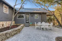 Modern 2-Bedroom Loft in Austin w Pool, Hot Tub,Fire pit,Goats,Alpacas,Chickens - Chalets