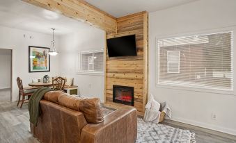 Cozy retreat near Sandpoint, Idaho. Close to Downtown, the lake and skiing.