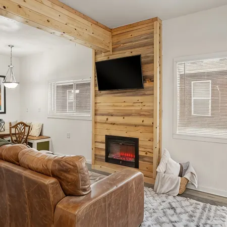 Cozy retreat near Sandpoint, Idaho. Close to Downtown, the lake and skiing.