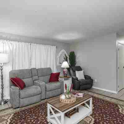 Discounted Oasis, 2 Bedroom Lower-Level Duplex 5 Minutes to Mayo Clinic! Others
