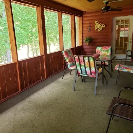 Beautiful cabin style home backing up on the White River!