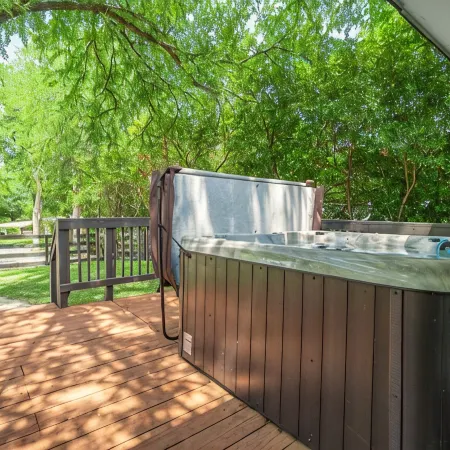 Superb Lake Texoma Home, 4 beds, 2.5 Baths, Hot Tub,1.5 miles to Highport Marina