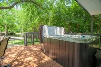 Superb Lake Texoma Home, 4 beds, 2.5 Baths, Hot Tub,1.5 miles to Highport Marina