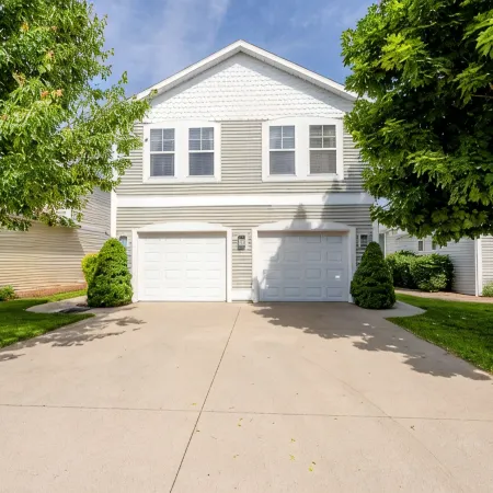 Beautiful Luxury Home located at Island Pointe Marina! Just 1 mile to downtown!