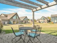 Beautiful 1500+ sq ft cabin with outdoor pool just steps off the patio Hoteles en Arnolds Park