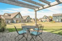 Beautiful 1500+ sq ft cabin with outdoor pool just steps off the patio - Wifi
