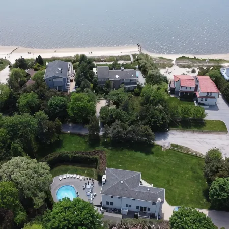 Beaches Everywhere! Gorgeous Pool and New Hot Tub in Super Private Setting!